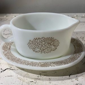 1 Pyrex Woodland Corelle Pattered Gravy Boat